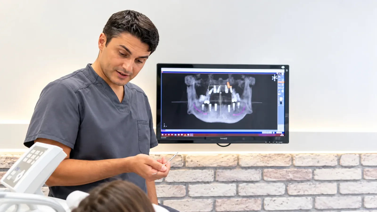 Dr. Öztürk erklärt eine Röntgenaufnahme