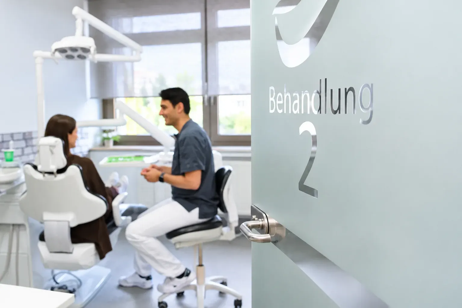 Behandlungsraum 2 mit Zahnarzt und Patientin