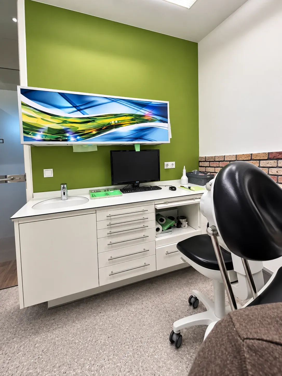 Behandlungsraum mit Monitor